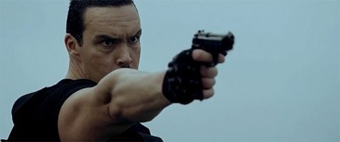 «Разборка в Маниле» Это, видимо, так называемая интуитивная стрельба. Но скорее всего человеку просто не объяснили принцип прицеливания с целиком и мушкой.