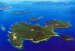 В 2013 греческий остров Скорпиос (Скорпион), ранее принадлежавший Аристотелю Онассису, купил миллиардер Рыболовлев. Если точнее, остров сейчас принадлежит его дочери Екатерине. Считают, что цена сделки была 150 миллионов баксов.