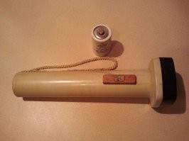 Вот основной фонарь моего детства - три круглых батареи и квадратная балда.
Сколько подвалов с ним облазили, не сосчитать.