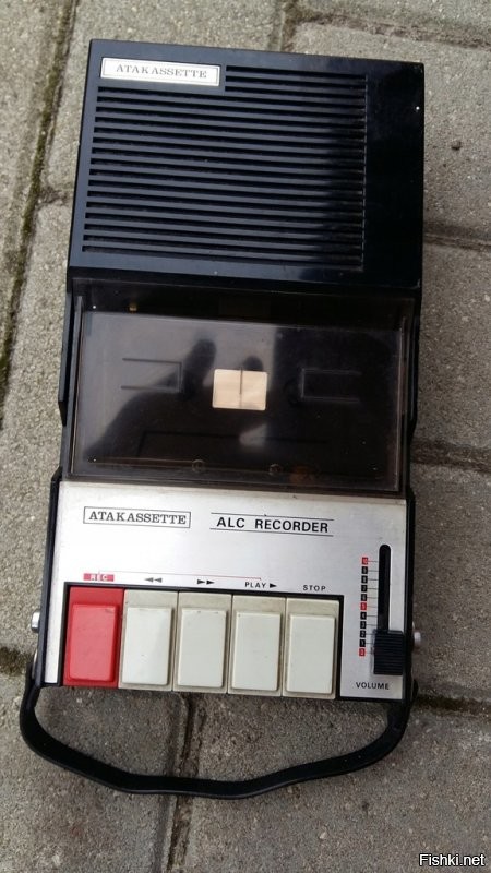 Форма, клавиши и крышка кассетного отдела копия как на моём раритетном "Atakasette Alc recorder HM 100"... Только мой чистый японец.