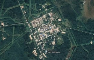 Там уже давно добывают нефть. Вахтовый посёлок "Пионерный" на фотографии тому доказательство. Помимо Пионерного есть посёлки на Лугинецком месторождении, Игольско-Таловом. Вокруг названных месторождений множество месторождений без посёлков, но со зданием АБК.