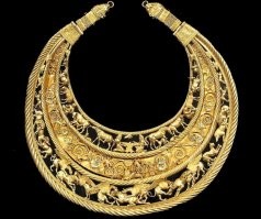 Золотая пектораль. Примерно 4 век до нашей эры. Хранится в Киеве.