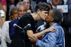 она  официально является мужем еврейской  библиотекарши! так как же её называть?