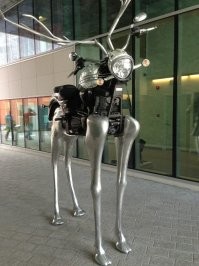 вот еще шедевр железного коня, в центре Осло был выставлен лет 7 назад.