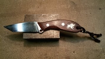 Тоже балуюсь иногда. Делаю ножи из старых пил из стали Р6М5, украшения, колечки... То на подарок, то от приступа рукожопства. Считаю что творчество - это прекрасно.