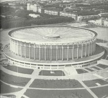 Не ложная. Я там был. причем в первый раз в 1988-м, а последний в 2015-м.
Типовые концерные залы не представляют особой ценности, а если речь идет о каком-то индивидуальном проекте-тогда я не очень понимаю, о чем речь. Про человейники в Таллине тоже интересно, пришли фоточку.

Для примера, у меня в 10 минутах пешей ходьбы от меня снесли крутой стадион 79-года постройки. Вывели его из рееестра охраняемых памятников, сразу же признали аварийным и надлежащим сносу. Несмотря на начавшиеся протесты населения моментально обнесли забором и снесли. Строят новую арену, но теперь городу бдет принадлежать только ее половина. Другая-у Ротенбергов) еще и на стройке заработают. 

Вот, на фото, СКК(бывший) и гетто для жизни.