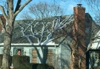 на этой крыше тень могла оставить снег нетронутым только у адептов плоской земли.
для всех остальных эта картинка - бездарный фотошоп. изменение положения солнца можно видеть невооружённым глазом, и чтобы эта тень оставила снег на крыше, нужно что-бы земля остановилась минут на 5-10. кому-то это уже удалось?