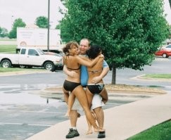 А что не так то? Просто на спине у мужика ещё блондинка висит, её лицо даже немного видно.