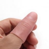 На 2-й секунде видно краешек того что надето на большой палец, потом он это засунул в платок. На 31-й секунде он большим пальцем досылает сигарету и... потом его прячет за тканью. Всё просто - накладной палец телесного цвета. В него засовывается сигарета, потом он одевается на большой палец и вытаскивается. Все смотрят на платок, а не на большой палец прикрытый платком.