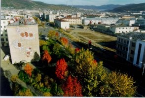 в Магадане была школа №1 имени Н.К. Крупской,  в 1992 году снесли , избавлялись от коммунистического наследия!! теперь с того времени на месте школы пустырь!!! а многие надеются, а вдруг востановят!!! очень красивое было здание и внутри шикарное!!