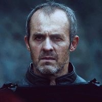С какого перепугу Станнис злодеем стал? Он один из немногих настоящих мужиков в этом сериале, в отличие от педераста Ренли.