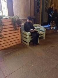 Совсем не так давно в Питере...
1-2 ночи, кругом шумит и тусуется пьяная молодежь и сидит чел, читает стихи. Похож на этого ангела из парка. Не смог не сфоткать )))