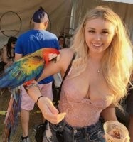 Говорят, что на фото есть ещё трое людей и попугай. Искал час - не нашёл... Врут.