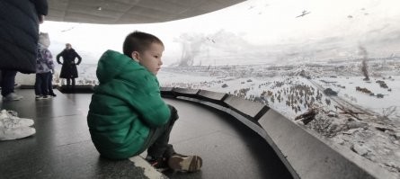 Диорама "Прорыв блокады Ленинграда". Даже пятилетний сын впечатлился от рассказа об ужасах блокады: холода, голода и обстрелов. В моей семье всегда говорили "лишь бы не было войны". Так что по моему мнению пусть мы будем жирненькие и лоснящиеся и это будет нашей главной проблемой.