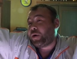 Лицо курчонка у ловушки.