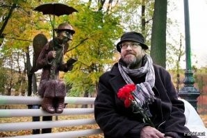 Какой информативный пост. Это сарказм.
Автор скульптуры-Роман Шустров. Скончался от ковида. Уже после смерти, благодаря правительству СПБ оказался втянут в скандал с неуместной скульптурой, посвященной погибшим медикам. А совсем недавно, тоже втянутая в эту историю его жена, свела счеты с жизнью.
Вот такая человеческая трагедия.