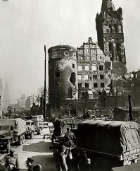 Ну если быть справедливым, то "Нерабочая, аварийная штуковина" (и вправду страшная) стóит не на месте Королевского замка, а рядом. Да и сам замок после английских бомбёжек и нашего штурма выглядел неважно. В первые пару послевоенных десятилетия люди думали где жить, а не как восстановить замковые развалины. Сейчас, когда и время, и технологии иные, иные и рассуждения. Так замок выглядел после боёв: