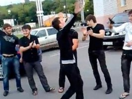 Тем временем на улице около больницы))