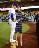 - Привет девчонки! А ну колитесь, кто как предохраняется?
- Я таблетками.
- Я спираль поставила.
- А я ведром.
- ...?!!! К-как это?!!!
- Так мой мужик ростом маленький. Мы когда сексом занимаемся, я его сзади на ведро ставлю. И как только он глазки закатывать начинает, я из под него ведро-то и выбиваю.