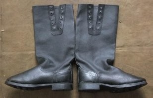 Нам с духанки такие давали. Кому не везло, сами шлёвки мастырили и сапоги обрезали.