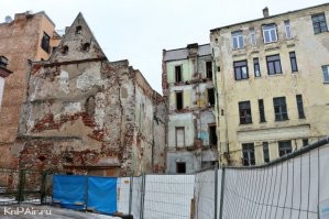 Два хохлобота, можете погуглить, у нас таких фоток могу найти тысячи, даже в Риге. И что? Вы лучше застрелитесь.