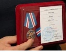 Хм-м.. Как-то что-то лента у медали не бьётся цветами, ну и статут награждения меня удивил.. Тем не менее, рад за парня - настоящий мужик, не чета серому стаду