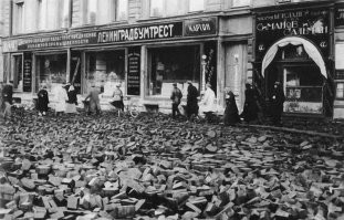 Это размытая мостовая.
Тоже самое - Невский проспект 1924г.