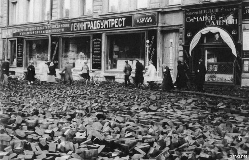 Это размытая мостовая.
Тоже самое - Невский проспект 1924г.