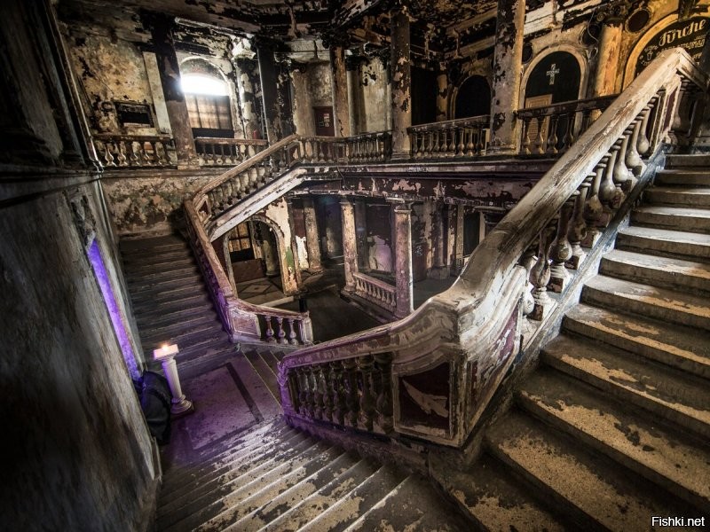 Анненкирхе в Санкт-Петербурге – одно из самых необычных зданий города. В старинном лютеранском храме все не так, как у большинства церквей. В этом месте можно пережить необычные ощущения. По слухам, именно здесь в давние времена женщины спасались от эпидемии чумы с помощью молитв и таинств.

Храм на Кирочной улице – единственное в своем роде пространство, сочетающее религиозное и общественное начала. Это первый культурный центр нового городского квартала. Он используется для духовно-нравственного воспитания молодежи, творческих занятий и развития полезных инициатив. Немного истории
В 1704 г. на территории Петропавловской крепости построили первый приход святой Анны. В 1735 г. Анна Иоанновна выделила 1 000 рублей на возведение фахверкового храма в районе Литейного двора. В 1775 г. по проекту архитектора Ю.М. Фельтена начали строительство каменной церкви святой Анны. Спустя полвека Четвертую Артиллерийскую улицу переименовали в честь Анненкирхе в Кирочную. В годы Советской власти в помещении церкви работала единственная в стране семинария. Перед войной по новому проекту в здании открыли кинотеатр «Спартак». В 80-е годы заработал кинотеатр Госфильмофонда. Через десяток лет пришло время ночных дискотек, концертов и рок-клуба.

06.12.2002 г. – черная дата в истории Анненкирхе. Здание уничтожил сильный пожар, от внутреннего убранства остались лишь закопченные стены. Реставрация началась в 2008 г. По плану предполагалось восстановление только наружного вида.

В конце 2013 г. прихожане посетили первое богослужение после возвращения статуса лютеранского прихода. Сейчас службы проходят на русском и английском языках. Помимо духовных событий
Кроме религиозных мероприятий в кирхе устраивают концерты, читают лекции, открывают выставки. Репертуар сдержанный – классическая музыка, джаз и шедевры мирового рока. Проходят авторские выступления творческих личностей, поэтов, художников. Акустика в зале потрясающая. Музыка звучит в сумраке среди обожженных стен, создает особый настрой. Над сценой проецируются мультимедийные декорации. Атмосфера впечатляет незаурядностью.