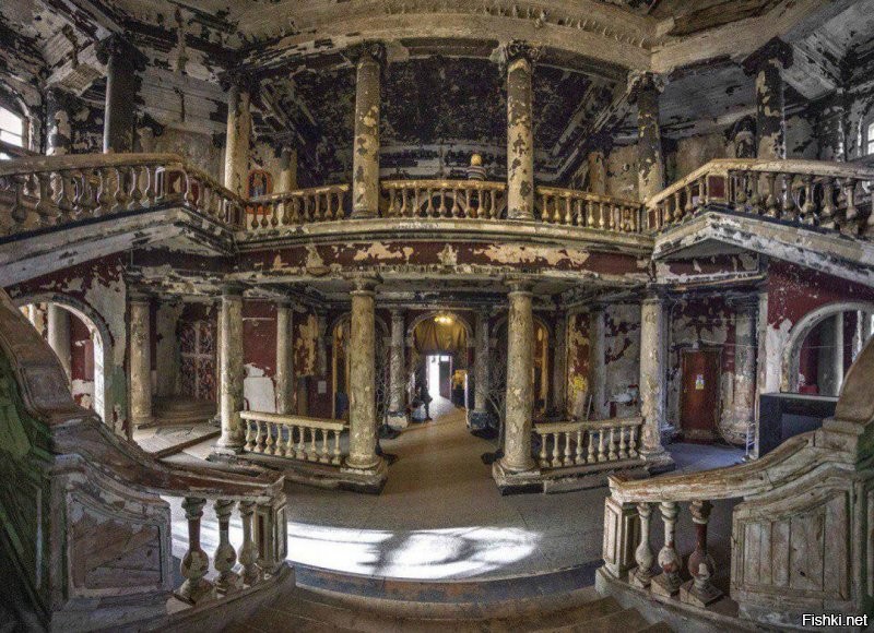 Анненкирхе в Санкт-Петербурге – одно из самых необычных зданий города. В старинном лютеранском храме все не так, как у большинства церквей. В этом месте можно пережить необычные ощущения. По слухам, именно здесь в давние времена женщины спасались от эпидемии чумы с помощью молитв и таинств.

Храм на Кирочной улице – единственное в своем роде пространство, сочетающее религиозное и общественное начала. Это первый культурный центр нового городского квартала. Он используется для духовно-нравственного воспитания молодежи, творческих занятий и развития полезных инициатив. Немного истории
В 1704 г. на территории Петропавловской крепости построили первый приход святой Анны. В 1735 г. Анна Иоанновна выделила 1 000 рублей на возведение фахверкового храма в районе Литейного двора. В 1775 г. по проекту архитектора Ю.М. Фельтена начали строительство каменной церкви святой Анны. Спустя полвека Четвертую Артиллерийскую улицу переименовали в честь Анненкирхе в Кирочную. В годы Советской власти в помещении церкви работала единственная в стране семинария. Перед войной по новому проекту в здании открыли кинотеатр «Спартак». В 80-е годы заработал кинотеатр Госфильмофонда. Через десяток лет пришло время ночных дискотек, концертов и рок-клуба.

06.12.2002 г. – черная дата в истории Анненкирхе. Здание уничтожил сильный пожар, от внутреннего убранства остались лишь закопченные стены. Реставрация началась в 2008 г. По плану предполагалось восстановление только наружного вида.

В конце 2013 г. прихожане посетили первое богослужение после возвращения статуса лютеранского прихода. Сейчас службы проходят на русском и английском языках. Помимо духовных событий
Кроме религиозных мероприятий в кирхе устраивают концерты, читают лекции, открывают выставки. Репертуар сдержанный – классическая музыка, джаз и шедевры мирового рока. Проходят авторские выступления творческих личностей, поэтов, художников. Акустика в зале потрясающая. Музыка звучит в сумраке среди обожженных стен, создает особый настрой. Над сценой проецируются мультимедийные декорации. Атмосфера впечатляет незаурядностью.