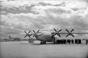 На первой картинке скорее всего этот экземпляр Ан-10 (СССР У1957), так как раскрашивали эти самолёты в основном красиво.