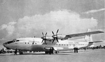 На первой картинке скорее всего этот экземпляр Ан-10 (СССР У1957), так как раскрашивали эти самолёты в основном красиво.