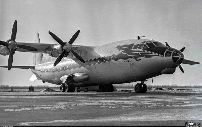 На первой картинке скорее всего этот экземпляр Ан-10 (СССР У1957), так как раскрашивали эти самолёты в основном красиво.