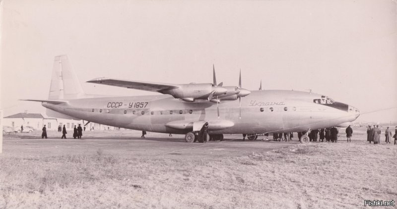 На первой картинке скорее всего этот экземпляр Ан-10 (СССР У1957), так как раскрашивали эти самолёты в основном красиво.