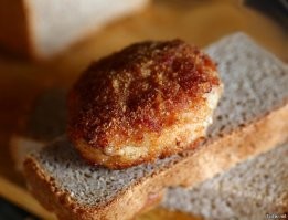 Пицца - обычная еда, её тоже можно вкусно и не вкусно приготовить. Для меня это просто тесто с сыром и начинкой. Лично я люблю яичницу с разными начинками готовит и яйцо, как носитель начинки, для меня предпочтительнее теста.

Но котлеты вкуснее...