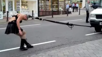 Ну что за бредятина про закончившееся топливо?
Полячка Anastasia IV из цирка "Circus of Horrors" регулярно развлекается подобными трюками, в том числе для Guinness World Record.