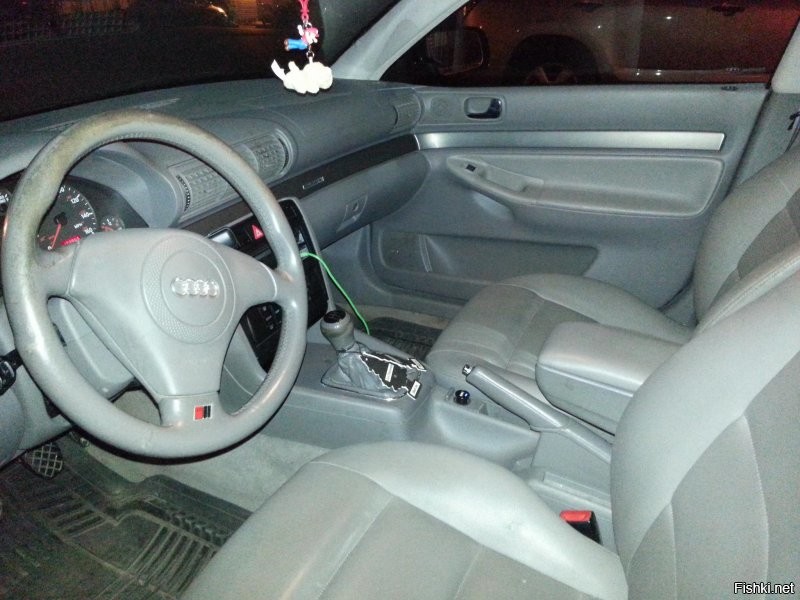 На бардачке "Quattro". Значит Audi. Первая мысль и была Audi. 
Audi A4 Quattro. Похоже 1999 года.