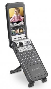 а у мене от сони до сих пор в рабочем состоянии, пульт музыкой управления совмещенный со стилусом...для своего времени просто бомба а не агрегат, крутился как бамблби)))