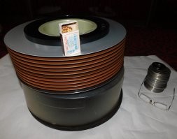 Диск магнитный. Рядом стопка от разобранных винчестеров.