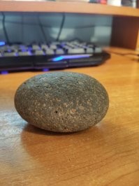 до сих пор лежит , идеальный камень