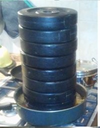 А у меня с этими функциями справляются блины от гантели. Они в пластмассовой оболочке, так что и удобно и гигиенично и компактно. Еще и цыпленок-табака под ними здорово получается, правда тут уже не компактно)