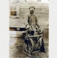 Нет, рядом дежурил специальный человек, который точил ножницы и бритвы.