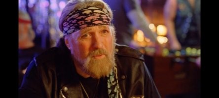 Этот ган.дон мне напомнил байкера-гея из к/ф Большой Стэн. Только в фильме - гей, а этот "избранник народа" - пи.дор