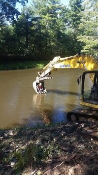 А что это он вообще там делает? Рыбу что ли ловит или он там в качестве приманки?