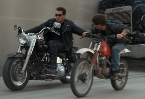 Решил проверить момент из терминатора и не увидел дублера, кроме дублера ферлонга, но он смотрит в сторону. Вероятно это версия фильма ремастер уже.