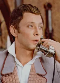 Преклоняюсь перед актёрским мастерством и Дорошиной и Даля - они оба великолепны и горячо почитаемы мной, но, блин, никак в голове не укладывается, как Даль в неё влюбился. Я понимаю, что она не такая простушка, каких играет, но никак не могу отделаться от ощущения, КАК моя любимая Надюха из "Любовь и голуби" свела с ума интеллигентного и где-то даже сноба Барыгина-Амурского - ну вот никак они у меня не складываются в пару.