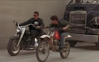 Только что сам решил проверить. Фильм скачан в 2011 году. Хорошо виден дублёр Арни и Ферлонга.