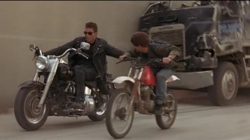 Только что сам решил проверить. Фильм скачан в 2011 году. Хорошо виден дублёр Арни и Ферлонга.