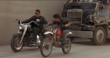 Только что сам решил проверить. Фильм скачан в 2011 году. Хорошо виден дублёр Арни и Ферлонга.