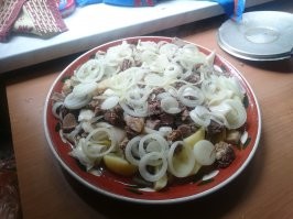 У меня два казана на 6 и 22 литра, коптилка, гриль- тандыр и куча мангалов. Я не ем и не кушаю,  я предпочитаю жрать. Что бы соус по бороде тек, пальцы были в жирке и куски по сочнее. Все портит только жена, она вечно на диете из разряда после шести не ем (куда только печенье и пряники пропадают непонятно). И я вечно виноват что она не худеет поскольку вкусно готовлю, доча тоже обалденно готовит особенно китайскую кухню. А сынуля вкусно ест особенно мяско, а ведь всего на четверть татарин.